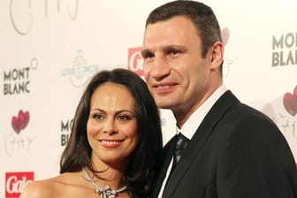 Schwergewichts-Boxweltmeister Vitali Klitschko (re.) mit seiner Ehefrau Natalia im April 2011 bei der Verleihung des Titels "Couple of the Year" in Hamburg.