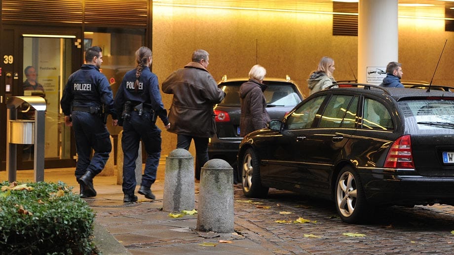 Auch ein Gebäude der HSH Nordbank in Hamburg war Ziel der Fahnder