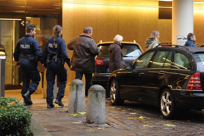 Auch ein Gebäude der HSH Nordbank in Hamburg war Ziel der Fahnder