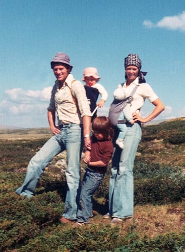 Wencke Myhre im Jahr 1975 auf einer Wanderung mit ihrem ersten Ehemann Torben und den drei gemeinsamen Kindern Fam, Kim und Dan.