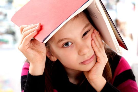 ADHS: Kinder mit ADHS können sich im Unterricht schlecht konzentrieren. Spezielle Lerntechniken können ihnen helfen.