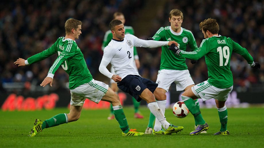 Deutsche Überlegenheit: Die DFB-Kicker umzingeln Kyle Walker (Mi.). Deutsche Überlegenheit: Die DFB-Kicker umzingeln Kyle Walker (Mi.).