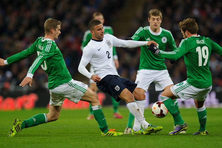 Deutsche Überlegenheit: Die DFB-Kicker umzingeln Kyle Walker (Mi.).