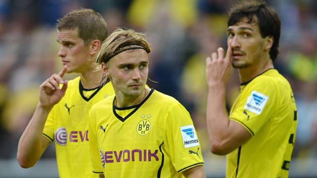 Die Dortmunder Marcel Schmelzer (Mi.) und Mats Hummels fallen im Spitzenspiel gegen Bayern München aus. Die Dortmunder Marcel Schmelzer (Mi.) und Mats Hummels fallen im Spitzenspiel gegen Bayern München aus.