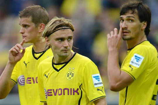 Die Dortmunder Marcel Schmelzer (Mi.) und Mats Hummels fallen im Spitzenspiel gegen Bayern München aus.