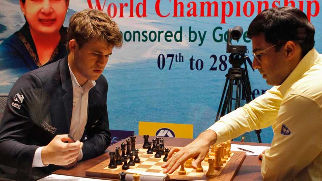Magnus Carlsen hat Weltmeister Viswanathan Anand (re.) am Rande einer Niederlage.