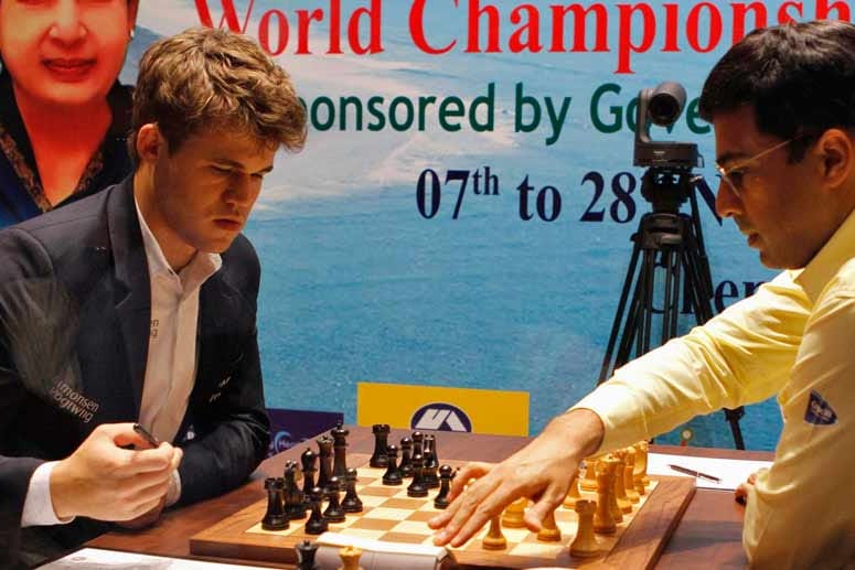 Magnus Carlsen hat Weltmeister Viswanathan Anand (re.) am Rande einer Niederlage.