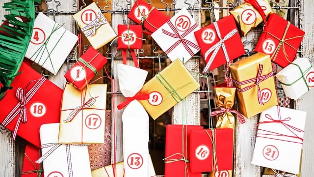 Mit 24 kleinen Päckchen kann man den Adventskalender einfach selbst basteln.