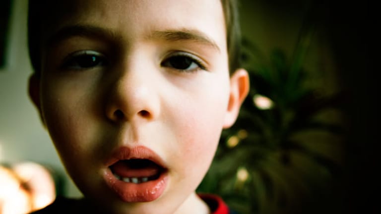 Schlaganfall bei Kindern: Sehstörungen, einseitige Lähmungen und Zuckungen sind Warnsignale.
