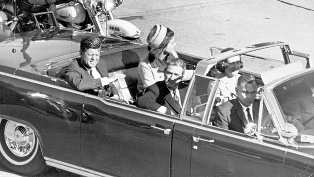 John F. Kennedy kurz vor dem Attentat auf der Elm Street in Dallas