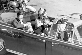 John F. Kennedy kurz vor dem Attentat auf der Elm Street in Dallas