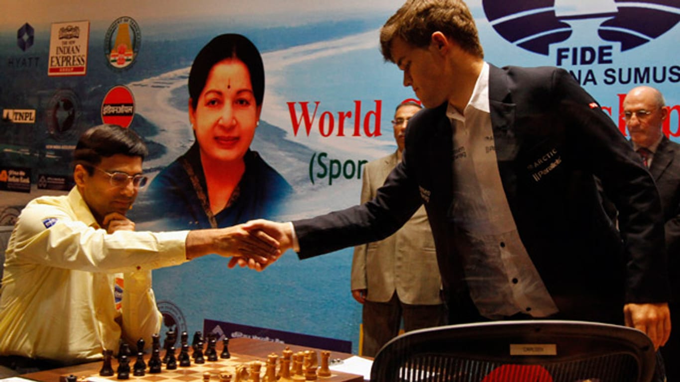Der neue Weltmeister Magnus Carlsen (re.) schüttelt dem alten Champions Viswanathan Anand die Hand.