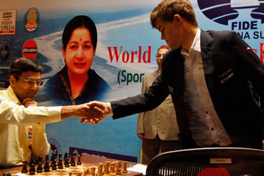 Der neue Weltmeister Magnus Carlsen (re.) schüttelt dem alten Champions Viswanathan Anand die Hand.