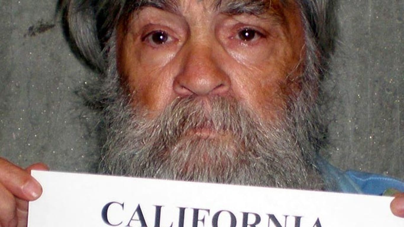 Massenmörder Charles Manson, mit Hakenkreuz auf der Stirn