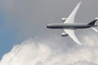 Boeing 787 Dreamliner und Wolken: In großer Höhe können dann die Triebwerke vereisen