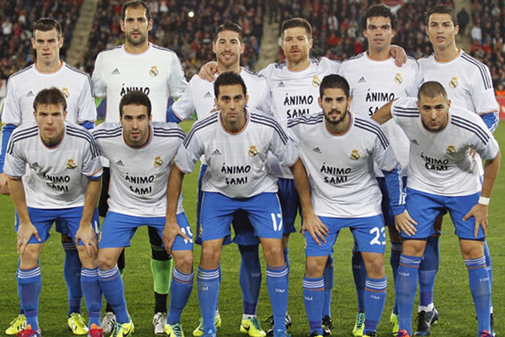 Das Star-Ensemble von Real Madrid will Sami Khedira Mut zusprechen.