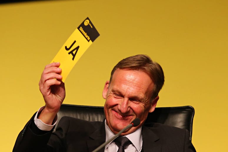 Gute Laune bei Borussias Geschäftsführer Watzke: Der BVB ist schuldenfrei.