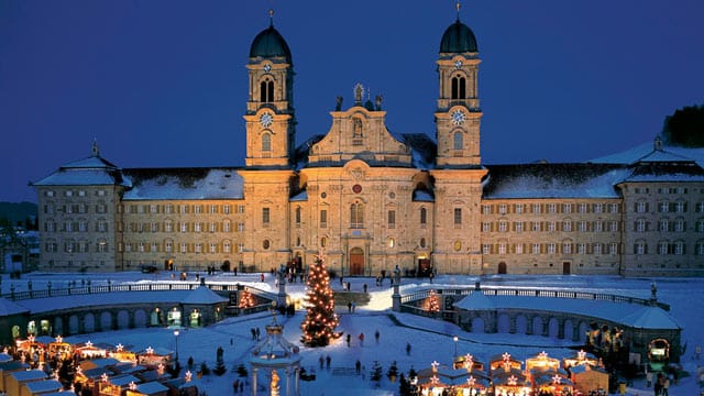 Weihnachtsmarkt vor dem Benediktinerkloster Einsiedeln im Kanton Schwyz.