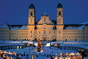 Weihnachtsmarkt vor dem Benediktinerkloster Einsiedeln im Kanton Schwyz.