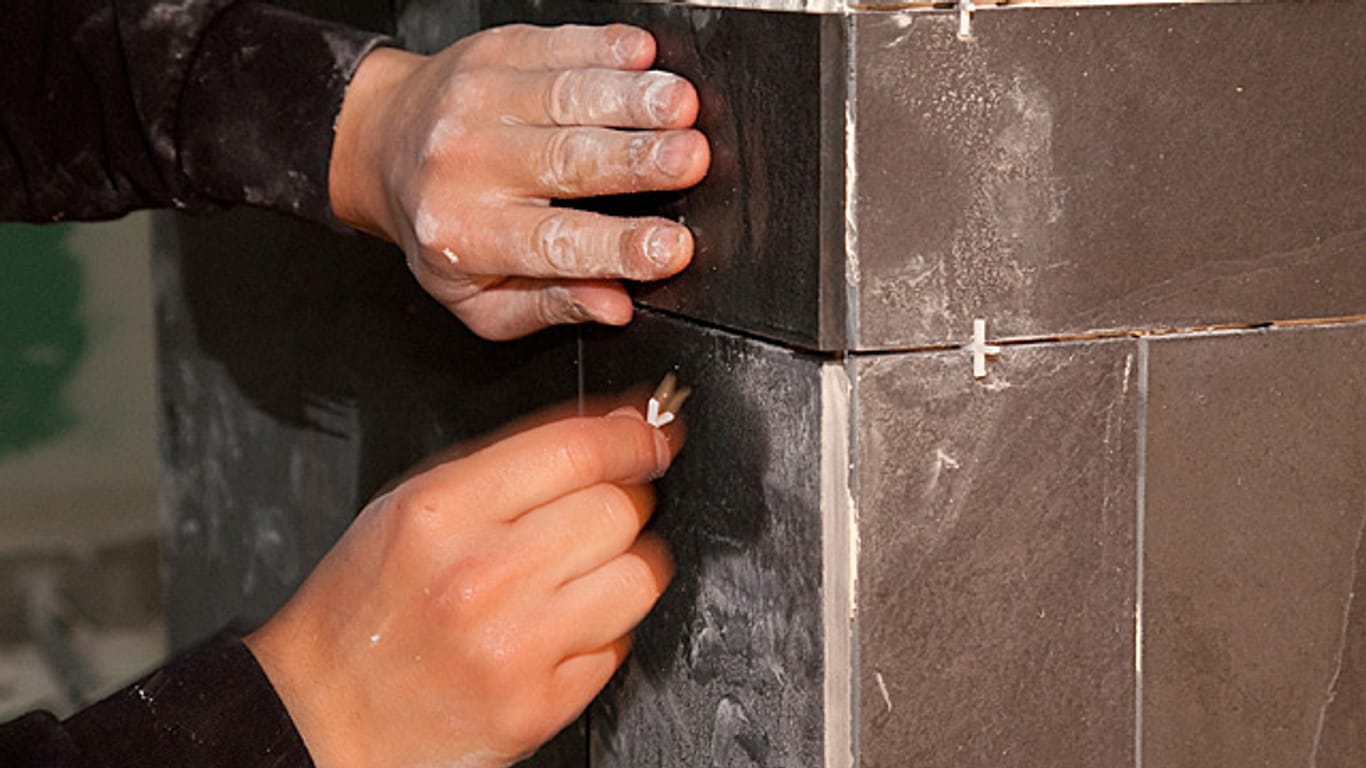 Wandfliesen selbst verlegen: Tipps für Heimwerker.