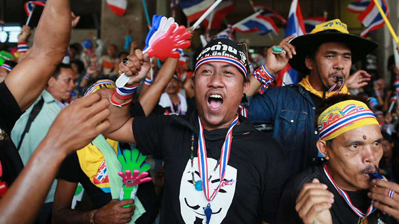 Die Demonstranten fordern den Rücktritt der Regierung der theiländischen Ministerpräsidentin Yingluck Shinawatra