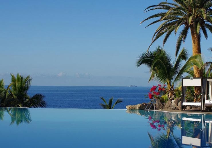 Roca Nivaria Gran Hotel: Im paradiesischen Infinity-Pool kann man sich einfach treiben lassen.
