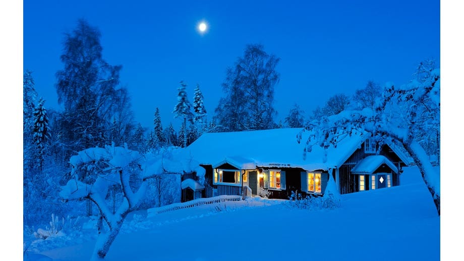 Waldhaus im Schnee aus dem Microsoft-Theme Snowy Night