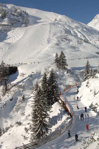 Kandahar bei Garmisch-Partenkirchen überkommen: Die beim Umbau für die Ski-Weltmeisterschaften 2011 entstandenen 92 Prozent Gefälle bilden den steilsten Streckenabschnitt im gesamten Weltcupzirkus.