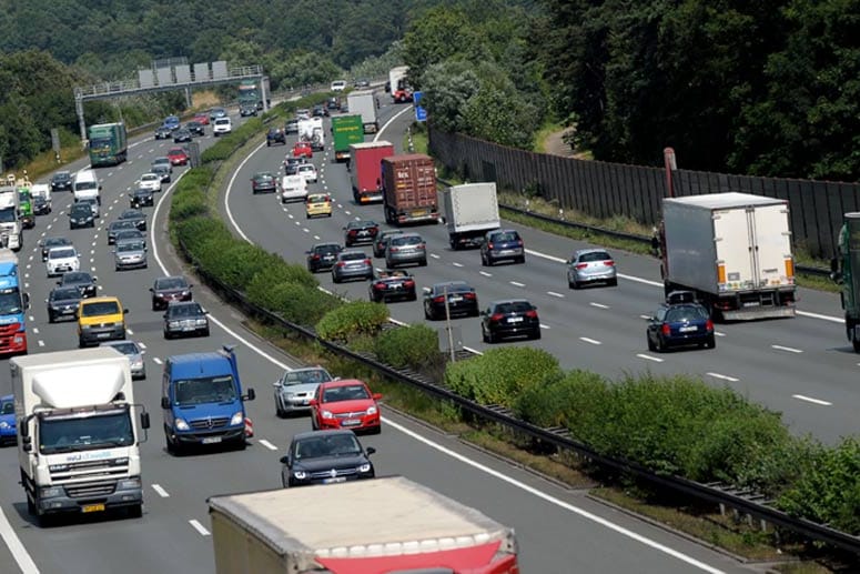 In Zukunft müssen Ausländer für die Nutzung deutscher Autobahnen eine Maut bezahlen.