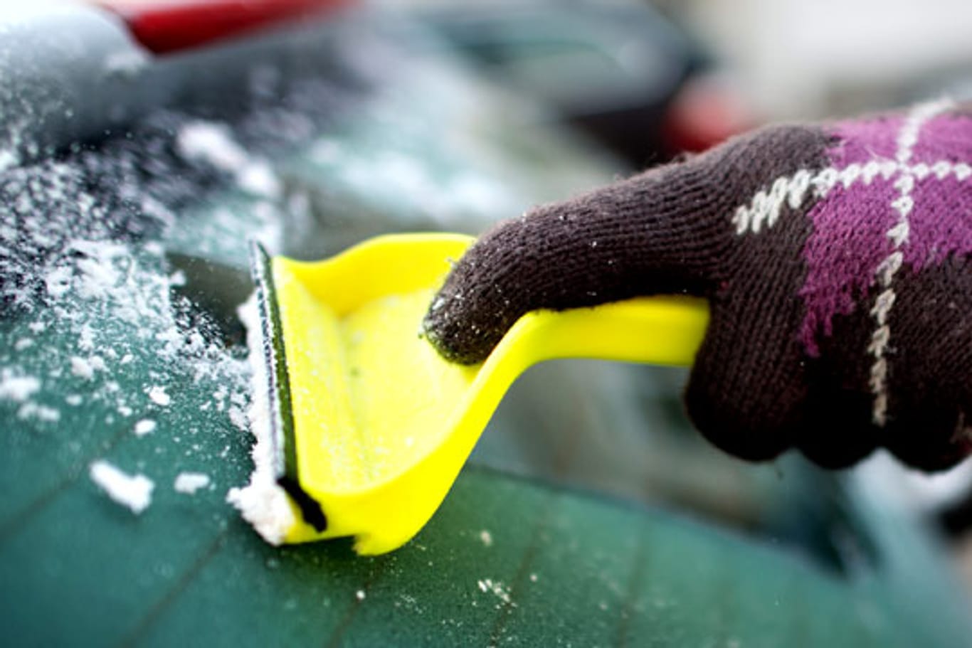 Eiskratzen: Zugefrorene Autoscheiben bekommt man mit einfachen Tricks frei.