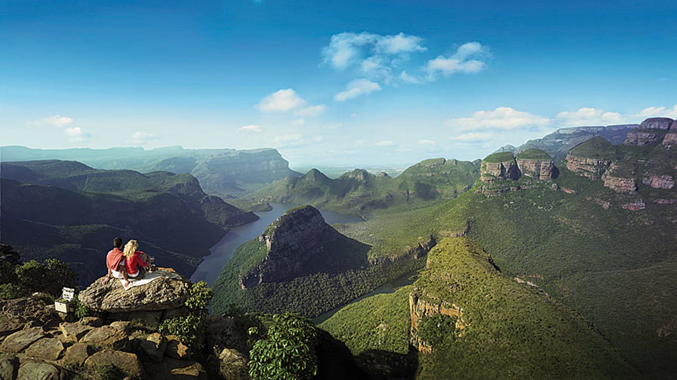 Der Blyde River Canyon ist ein 26 Kilometer langer und bis zu 800 Meter tiefer Canyon, der herrliche Ausblicke bietet.