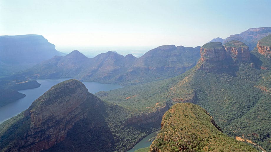 Der Blyde River Canyon besteht hauptsächlich aus rotem Sandstein, jedoch ist er herrlich reich an Pflanzen.