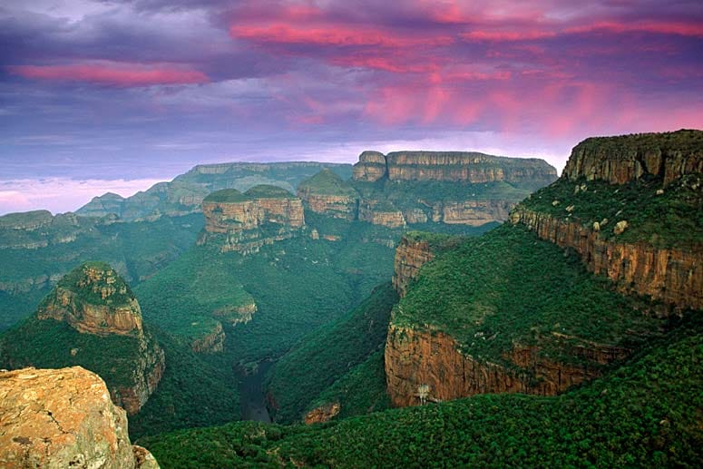 Der Blyde River Canyon ist eins der großen Naturwunder Afrikas. Der wahrscheinlich schönste Punkt des Canyons sind die Drei Rondavels. Den Namen trägt die Felsformation, weil sie an die Hütten der Einheimischen erinnern.