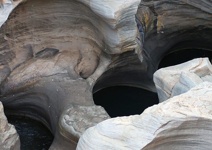 Tausende Jahre hat das Wasser zylinderartige Skulpturen aus den rot-gelben Sandstein gewaschen, die heute von kleinen Rock-Pools umgeben sind.