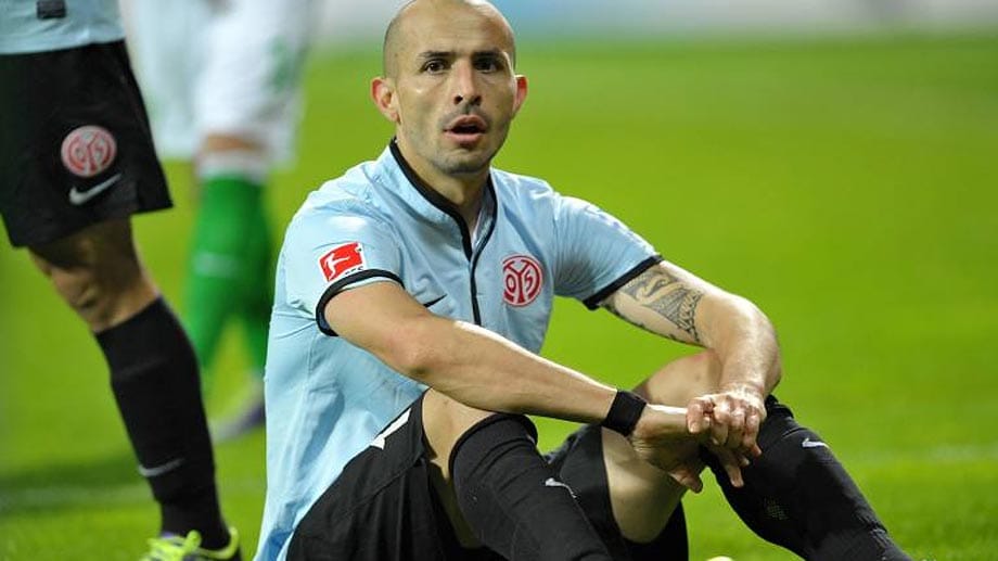Der FSV Mainz 05 lässt seinen Spieler Elkin Soto nicht im Regen stehen. Der FSV Mainz 05 lässt seinen Spieler Elkin Soto nicht im Regen stehen.