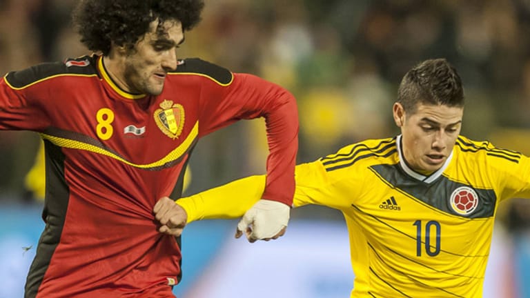 Belgiens Marouane Fellaini (li.) im Zweikampf mit James Rodriguez.