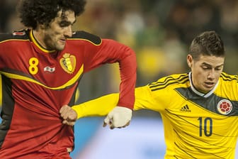 Belgiens Marouane Fellaini (li.) im Zweikampf mit James Rodriguez.
