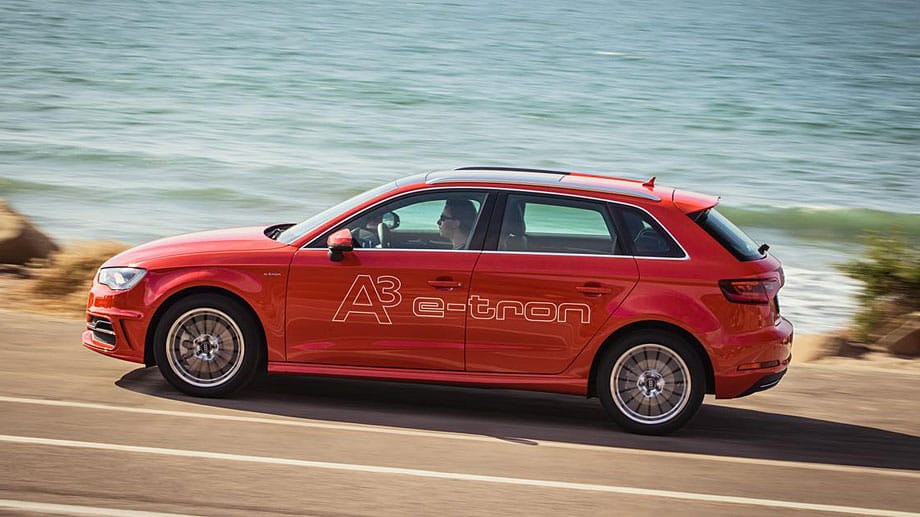 Der Audi A3 Sportback e-tron kann bis zu 50 Kilometer rein elektrisch fahren. Wer damit nicht auskommt, dem verspricht die Kombination von Elektromotor und herkömmlichem Verbrenner eine Gesamtreichweite von knapp 1000 Kilometer.