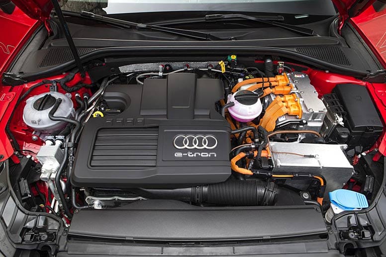 Um die Hybrid-Motorisierung unterzubringen, musste Audi erst einmal im Motorraum aufräumen. Das Gesamtsystem aus Elektromotor und TFSI-Benziner kommt auf eine Leistung von 204 PS - das schafft kein anderer A3.