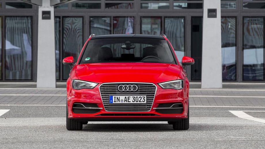Bis zu 130 km/h sind rein elektrisch drin. Legt man die üblichen Rechenmodelle zugrunde, geht Audi beim A3 e-tron von einem CO2-Ausstoß von 35 Gramm pro Kilometer aus - das entspräche einem Durchschnittsverbrauch von 1,5 Liter Benzin auf 100 Kilometern.