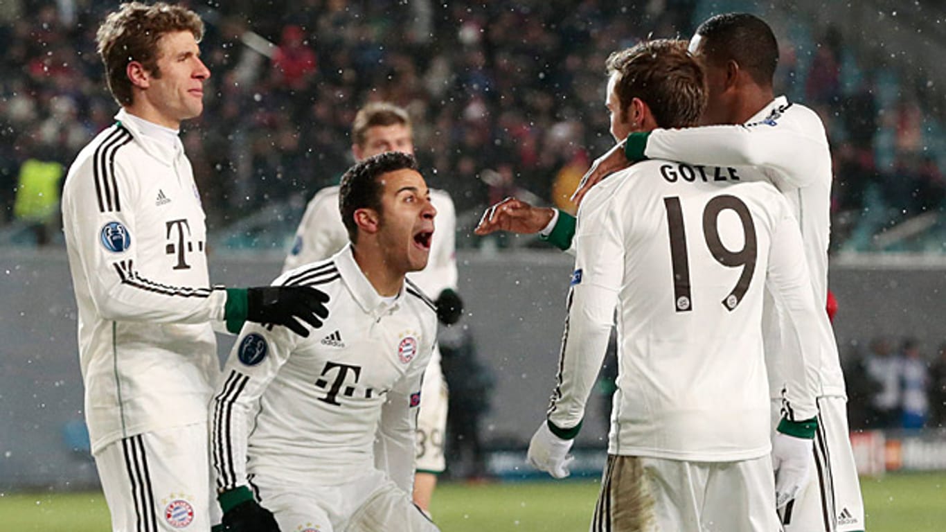 Die Bayern-Profis bejubeln den Treffer von Mario Götze.