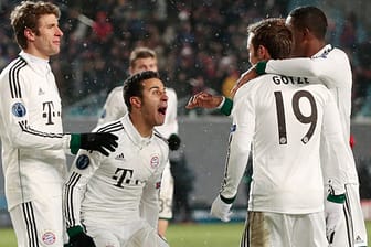 Die Bayern-Profis bejubeln den Treffer von Mario Götze.