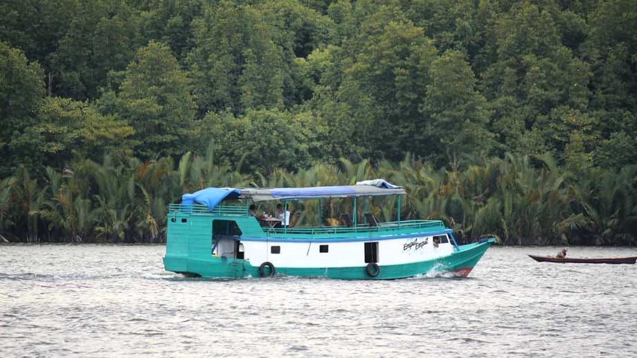 Das Klotok ist ein traditionelles indonesisches Hausboot. Unter Deck befindet sich die Küche, geschlafen und gegessen wird oben.