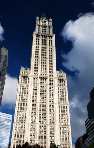 Schon damals eine Metropole, entwickelt sich der "Big Apple" fortan zum Zentrum modernster Wolkenkratzer-Architektur. Dort hat auch der verstärkte Fundamentbau - eine Technik, die das Umkippen der Wolkenkratzer auch unter stärksten Umwelteinflüssen verhindern soll - seinen Ursprung. Das 241 Meter hohe Woolworth Building ist 1913 das erste Gebäude, das von dieser Erfindung profitiert.