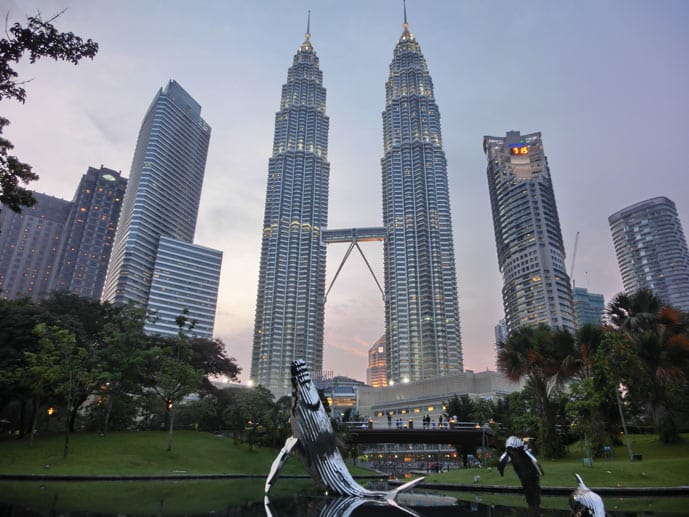 Die Vollendung der Petronas Towers in Kuala Lumpur im Jahr 1998 setzt dem goldenen Zeitalter der US-amerikanischen Wolkenkratzer-Architektur jedoch ein Ende. Von nun an erweist sich Asien immer mehr als tonangebend und erzielt beim Bau neuer "Supertalls" ungeahnte Rekordhöhen.