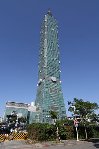 Das Taipei 101, welches sechs Jahre lang die Liste der höchsten Wolkenkratzer anführt, ist gleichzeitig das erste Gebäude weltweit, welches mehr als einen halben Kilometer in den Himmel ragt.