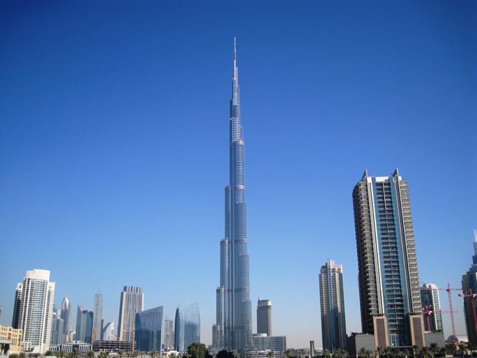 2010 wird es nichtsdestotrotz noch einmal um Längen geschlagen: Der Burj Khalifa beansprucht mit einer Höhe von 828 Metern den Wolkenkratzer-Thron für sich und hält diesen Titel bis heute fest in der Hand.