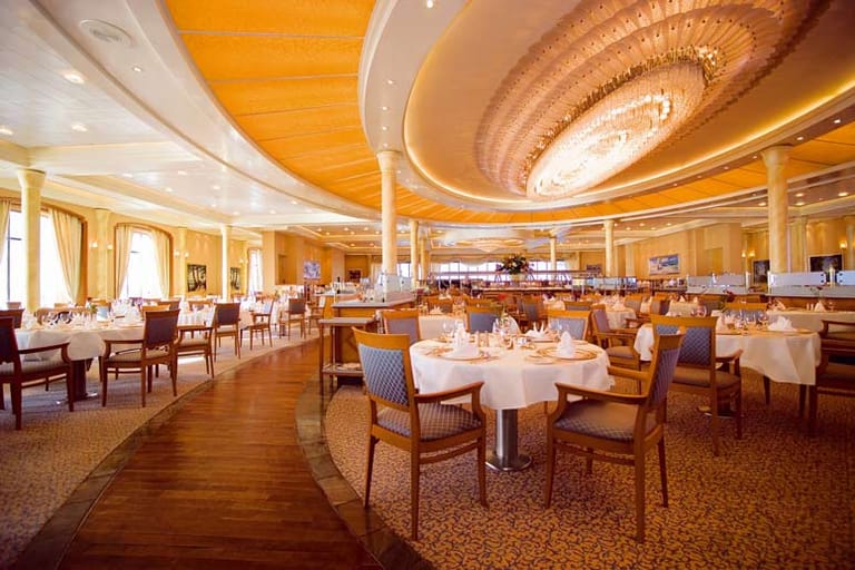Das Hauptrestaurant in der "MS Europa" erinnert mit seinen für ein Schiff hohen Decken an einen Atlantikliner vergangener Tage.