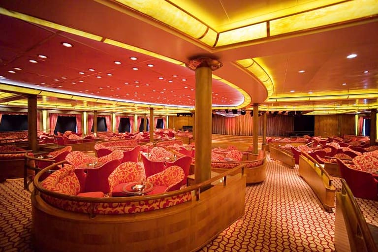 Die Lounge der "MS Europa" schafft eine angenehme Clubatmosphäre, in der hochklassige Gastkünstler auftreten.