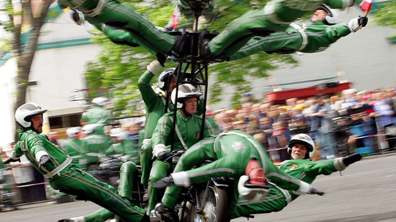 Die Motorradsportgruppe der Berliner Polizei stellte mehrere Weltrekorde auf